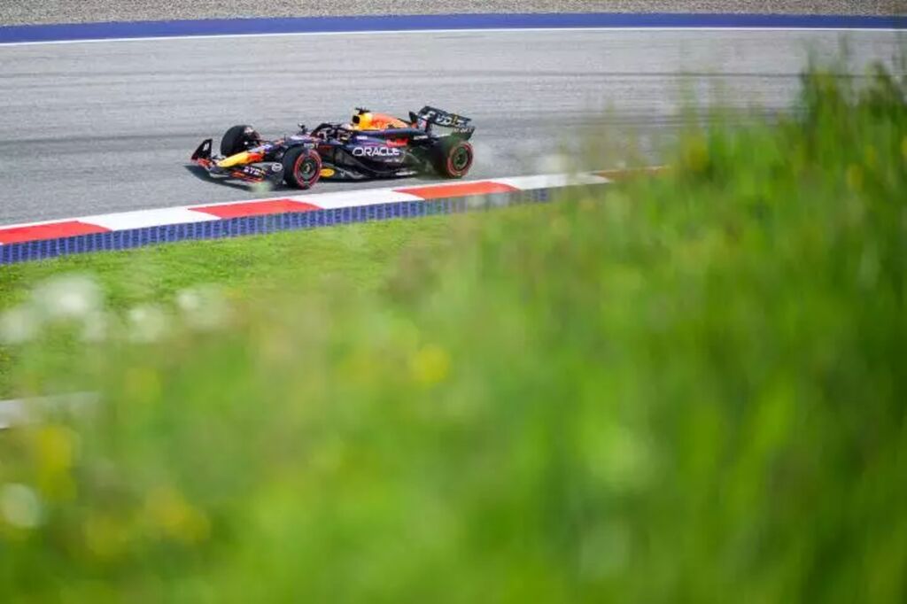 F Verstappen Red Bull D Croche La Pole Position Du Grand Prix D