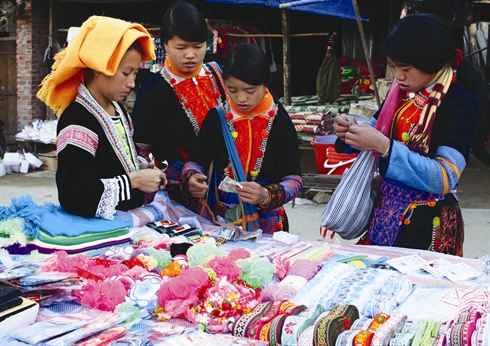 Au marché dominical de Dào San