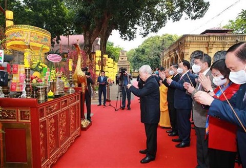 Nguy N Phu Trong Fait Offrande De Baguettes D Encens La Cit