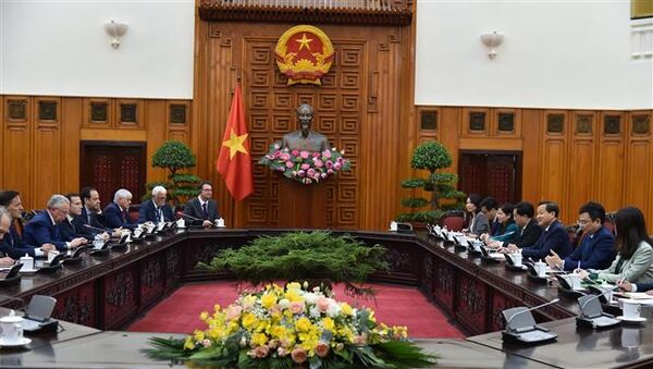 Visestatsminister Le Minh Khai mottar en sveitsisk økonomisk delegasjon