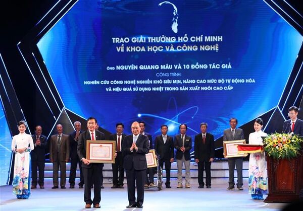 Entrega del Premio de Ciencia y Tecnología Ho Chi Minh