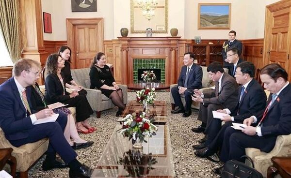Phuong Dinh Huy meets with the Governor-General of New Zealand