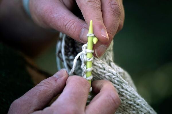 DC Men Knit is a group of men who meet to knit and crochet, aiming to offer a refuge for men to share advice and help each other. Men have always knitted, and it is becoming more commonplace again. Influencer Sam Barsky has almost half a million followers on Instagram and TikTok, creating uniquely-designed sweaters inspired by landscapes, monuments or cultural works. The pandemic has led to a rise in people taking up knitting, with wool being a safe haven against boredom and anxiety. Knitting isn’t just for grandmas, but for anyone of any age or gender who enjoys it.