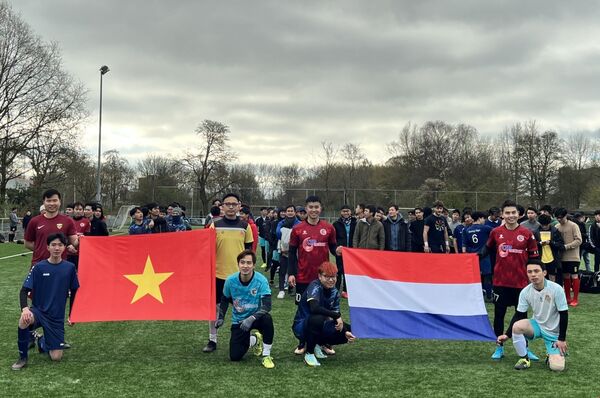 Spelen in Amsterdam ter gelegenheid van de 50ste verjaardag van de betrekkingen met Vietnam
