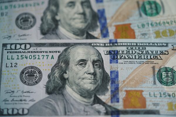 Des douaniers américains saisissent 6,5 millions de faux dollars venus de  Russie 
