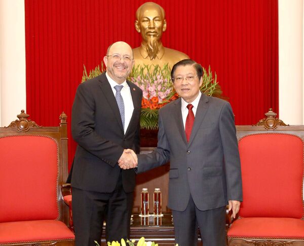 Vietnamesisk tjenestemann tar imot den sveitsiske ambassadøren Thomas Gass