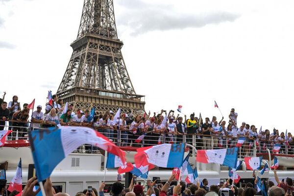 Paris 2024 : Le compte à rebours en contrebas de la Tour Eiffel