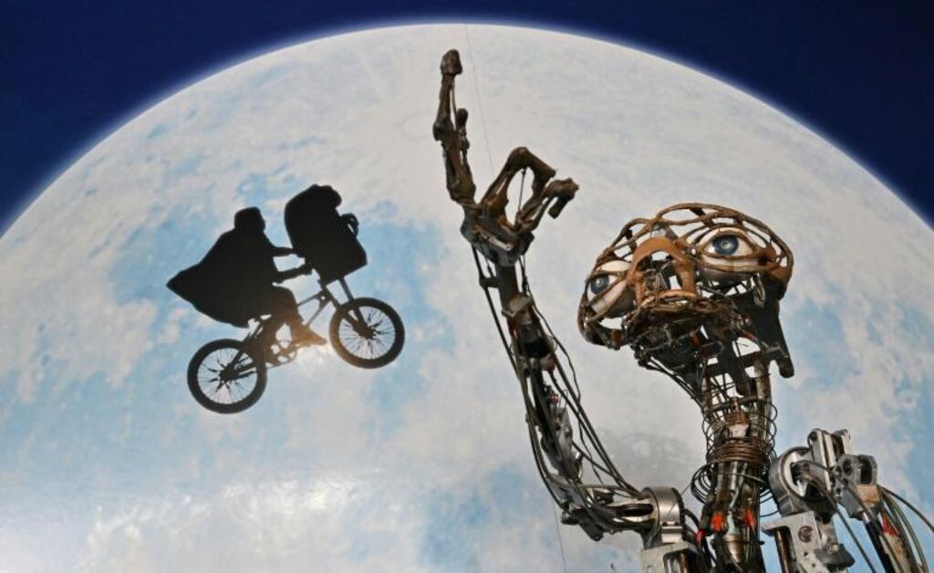 Enchères : la marionnette légendaire d'E.T. l'extraterrestre vendue une  fortune