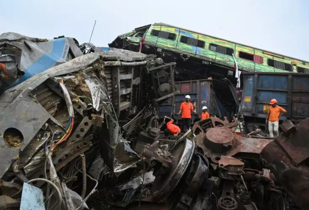 En Inde La Collision De Trains Laisse Place à Lhorreur