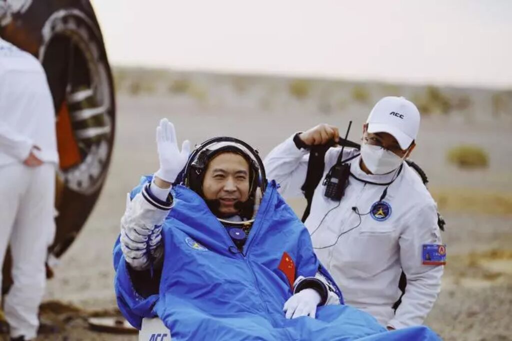 Quatre astronautes de retour sur Terre à bord d'une capsule de