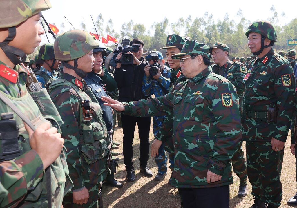 Le Premier ministre assiste à un exercice tactique militaire à Bac