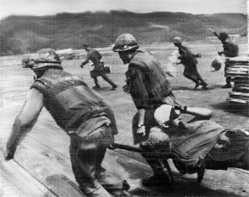 Des Marines américains s’enfuient de Khe Sanh, province de Quang Tri (Centre), en juillet 1968.      Photo : Archives AVI/CVN