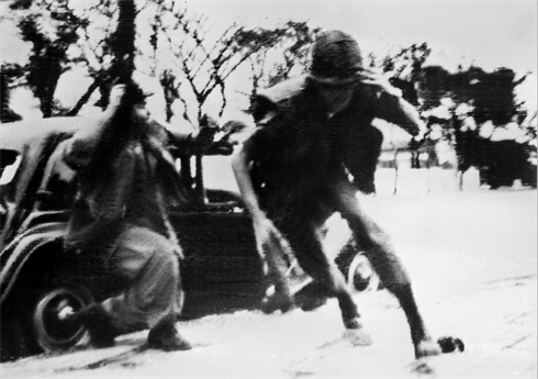 Des soldats américains à l’ambassade des États-Unis à Saigon s’enfuient, le 31 janvier 1968.      Photo : Archives AVI/CVN