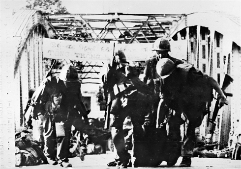 Des soldats américains sur le pont Tràng Tiên, le 31 janvier 1968 à Huê (Centre).       Photo : Archives AVI/CVN