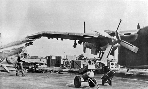 Un avion américain C.119 à l’aéroport Tân Son Nhât (Hô Chi Minh-Ville) a été détruit, en février 1968.      Photo : Archives AVI/CVN