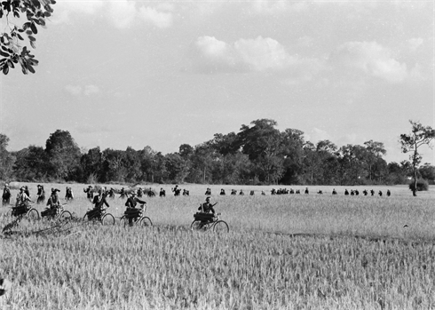 La population du delta du Mékong transporte des armes et denrées alimentaires au service de la campagne de Mâu Thân.      Photo : Archives AVI/CVN