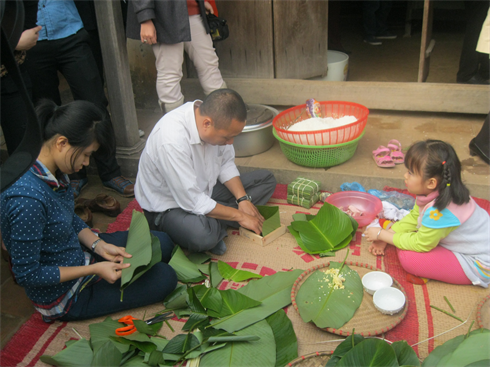 La préparation du banh chung, une tradition du Têt.   Photo : Hoàng Giang/CVN