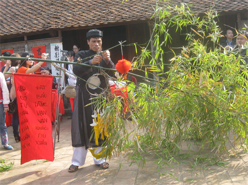Mise en place du cây nêu au Musée d’ethnographie du Vietnam, le 3 février à Hanoi.   Photo : Hoàng Giang/CVN