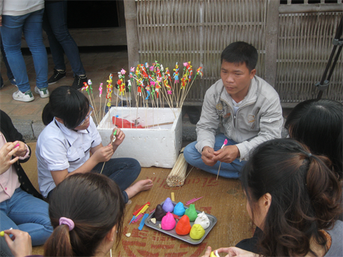 La confection de to he attire de nombreux jeunes.  Photo : Hoàng Giang/CVN