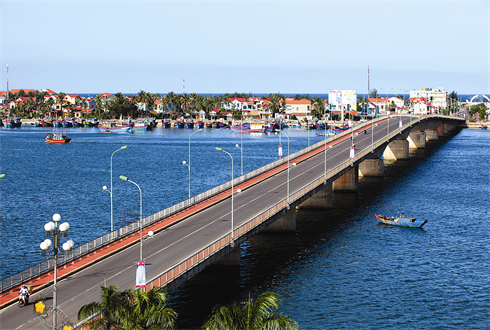 Le pont Nhât Lê relie la ville de Dông Hoi à la commune insulaire de Bao Ninh.    