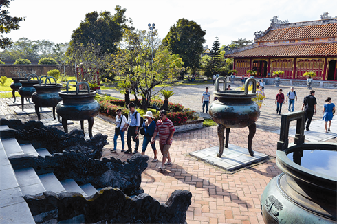 Des touristes visitent la zone du temple Thê Miêu, dédié aux rois de la dynastie des Nguyên.
