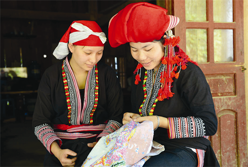Les jeunes sont fiers de perpétuer l’artisanat traditionnel.    