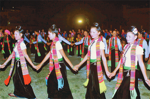 Plus de 1.000 artistes venant des sept quartiers du chef-lieu de Nghia Lô étaient présents
