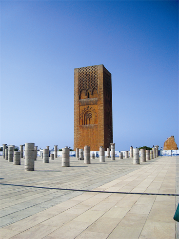 La tour Hassan constitue le minaret d’une mosquée du XIIe siècle inachevée. C’est le monument emblématique de la ville et l’un des plus célèbre du Maroc.
