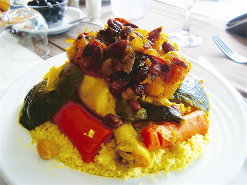 Le couscous, un plat typique des pays du Maghreb est préparé chaque vendredi.