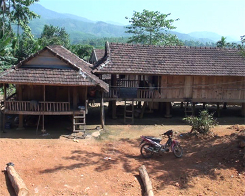 Maison sur pilotis traditionnelle des H’rê dans le district de Ba To, province de Quang Ngai.