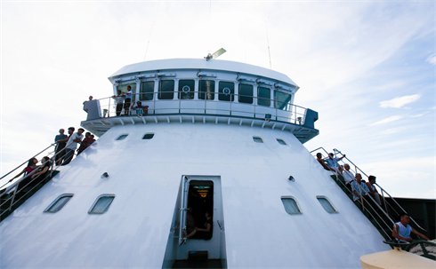 Le navire HQ571 transportant des proches des soldats basés à Truong Sa a parcouru 400 milles marins pour arriver à destination.