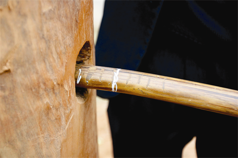 Le rotin passe à travers une colonne en bois de fer.