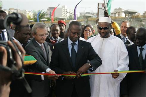 L’administrateur de l’OIF, Clément Duhaime (2e, à gauche), et le ministre des Affaires étrangères du Sénégal, Mankeur Ndiaye (centre), coupent la bande inaugurale du Village de la Francophonie.