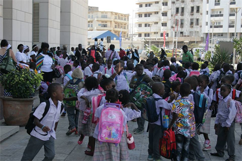 Les écoliers de Dakar arrivent au Village de la Francophonie, à quelques heures de l’inauguration officielle.