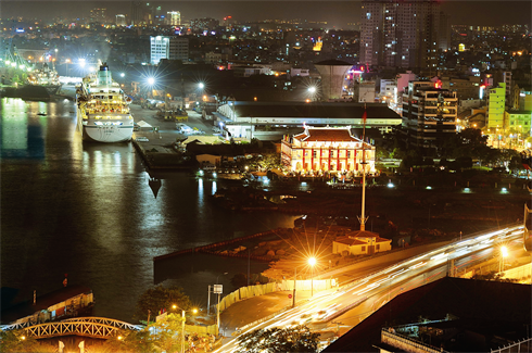 Vue panoramique du port Nhà Rông, d’où l’Oncle Hô a levé l’ancre pour rechercher la voie du Salut national.