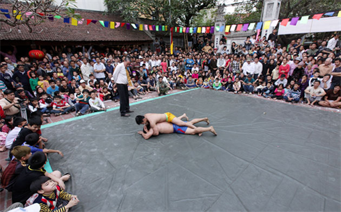 La fête de la lutte libre du village de Mai Dông a lieu chaque année les 4, 5 et 6e jours du 1er mois lunaire.
