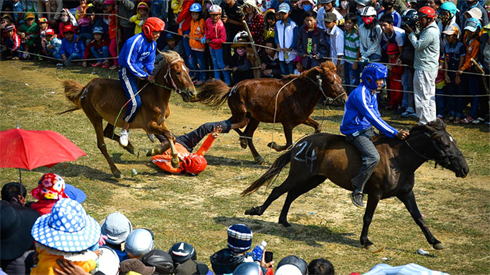 Cette course de chevaux est un événement annuel de la commune d’An Xuân (province de Phu Yên, Centre).  Photo : TTOL/CVN