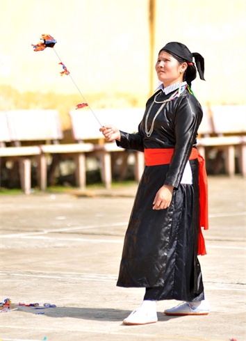 Lancer de balles d’étoffe, une discipline figurant dans des nombreux festivals sportifs d’ethnies minoritaires.  Photo : Quôc Khanh/VNA/CVN