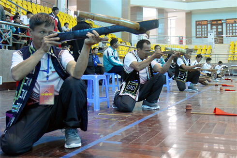 Un concours de tir à l’arbalète dans la province de Diên Biên (Nord-Ouest).  Photo : Thanh Tùng/VNA/CVN