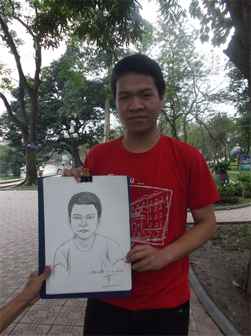 Un jeune avec son portrait.
