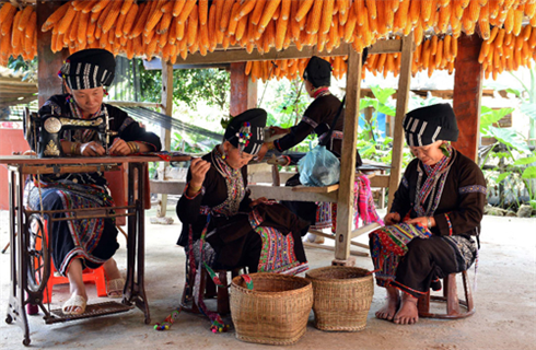 À Ban Hon, les touristes ont l’occasion d’explorer et découvrir la vie quotidienne de l’ethnie Lu. Photo : Thanh Hà/VNA/CVN