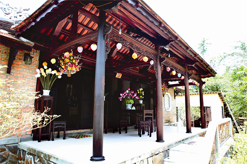 Une maison Ruong à Huê décorée avec des lotus en papier.