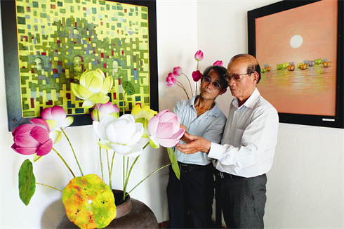 Un bel espace formé de fleurs de lotus en papier et de peintures.