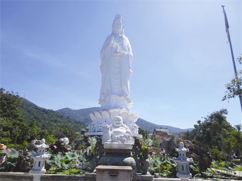 La statue de la déesse Quan Yin sur la péninsule de Son Trà, dont la hauteur est égale à un immeuble de 30 étages, est considérée comme la plus grande du Vietnam.