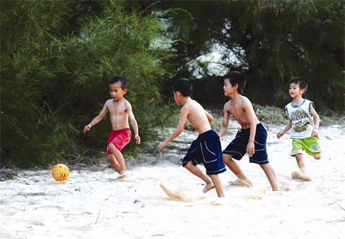 Enfants jouant sur le sable.