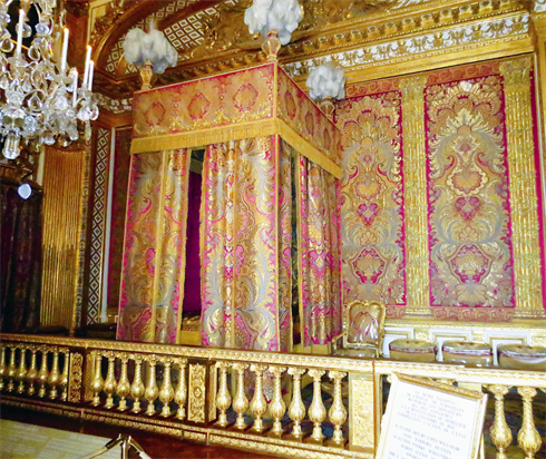 Le château de Versailles fut la résidence des rois de France Louis XIV, Louis XV et Louis XVI.