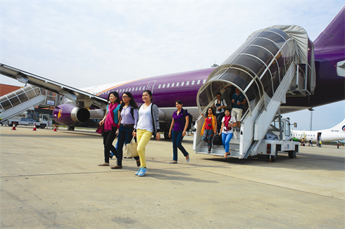 Des touristes vietnamiens se rendent au Cambodge avec la compagnie aérienne Combodia Angkor Air.