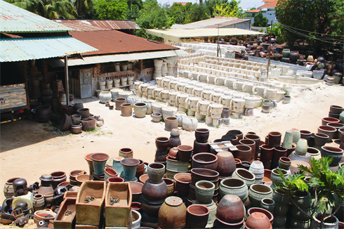 Les poteries de M. Phong Son, un artisan du village.    