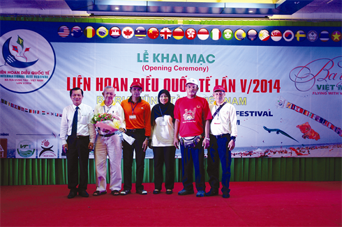 Des cerfs-volistes reçoivent des fleurs du comité d’organisation lors de la cérémonie d’ouverture du festival, le 9 mai.