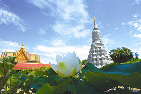 Dans l’enceinte de la pagode d’or et d’argent à Phnom Penh.